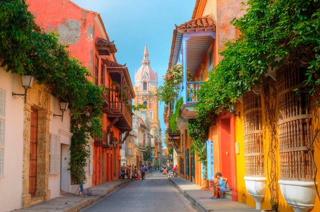 Calle dentro de la ciudad amurallada.